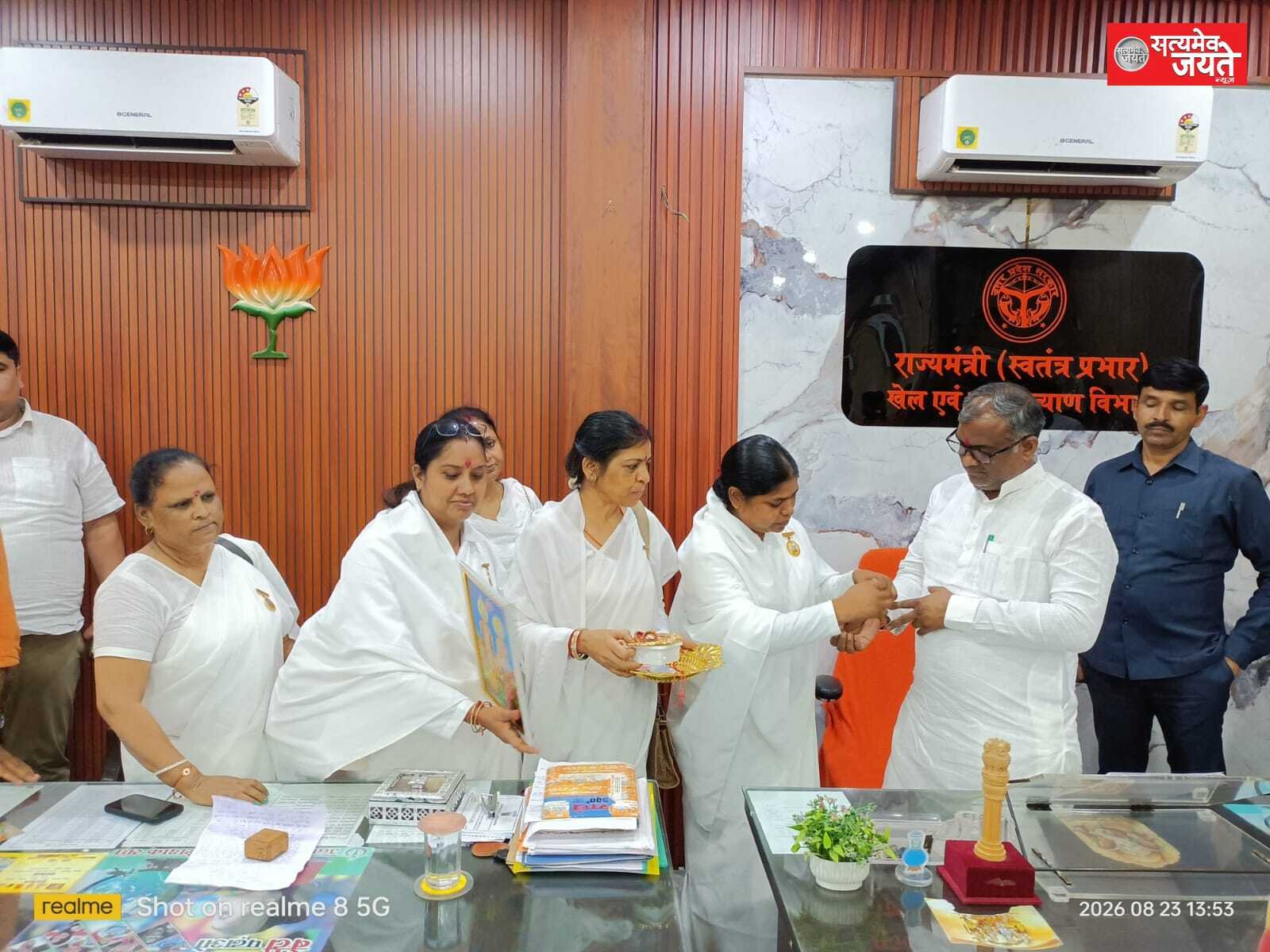 ब्रह्माकुमारी बहनों ने राज्यमंत्री को बांधा रक्षा सूत्र