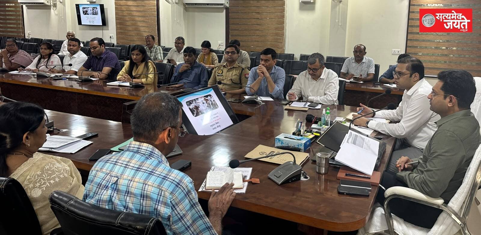 जिलाधिकारी ने गोवंश संरक्षण व्यवस्था की समीक्षा की