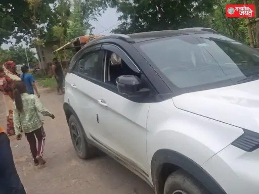 बकरी हटाने को लेकर विवाद, कार का शीशा तोड़ा