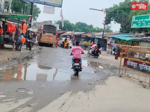 खुटहन चौक पर जलभराव से राहगीर परेशान
