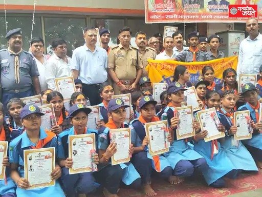 श्रावण मास के दौरान मेले में श्रद्धालुओं की व्यवस्था संभालने वाले 35 स्काउट-गाइड छात्र सम्मानित