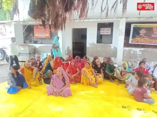 चंदन राजभर की मौत के बाद पत्नी बच्चों संग धरने पर बैठी