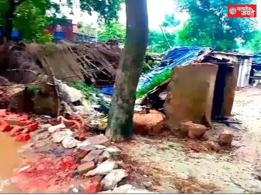 जलभराव से गरीब का कच्चा मकान ढहा, सामान मलबे में दबा