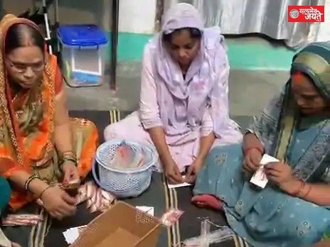 जलालपुर में स्वयं सहायता समूह की महिलाएं बना रहीं राखियां