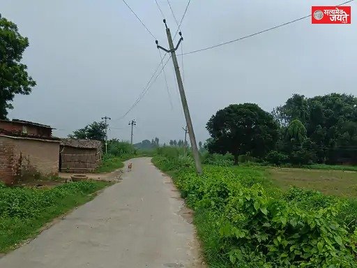 सिंगरामऊ में झुका 11 हजार वोल्ट का खंभा, हादसे का खतरा