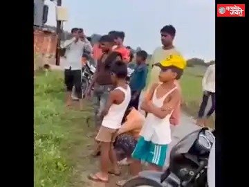 बदलापुर खुर्द मोड़ पर खेत में पलटी मैजिक