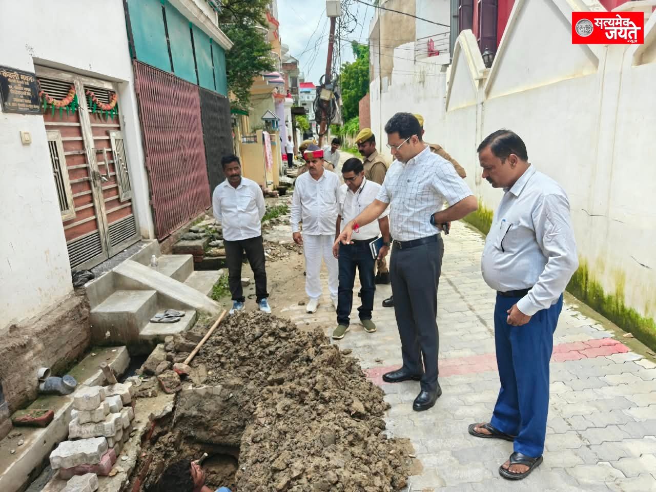 गैस पाइपलाइन से क्षतिग्रस्त सड़क, डीएम नाराज