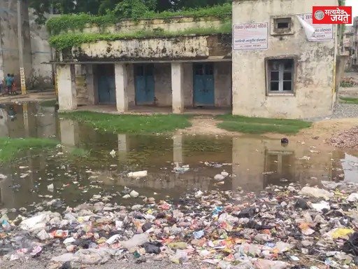 काशीराम आवास के पास गंदगी का अंबार, लोग परेशान
