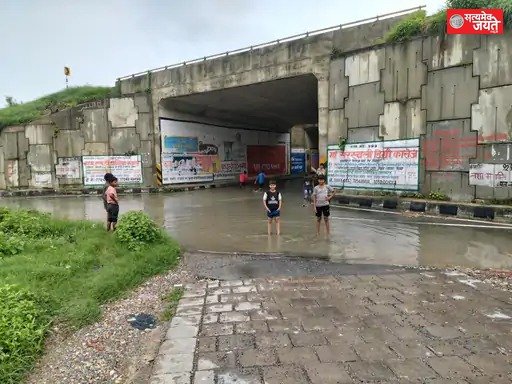 असबरनपुर अंडरपास में भरा बारिश का पानी, आवागमन प्रभावित