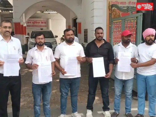 लेखपाल के निलंबन के विरोध में मुख्यमंत्री को ज्ञापन