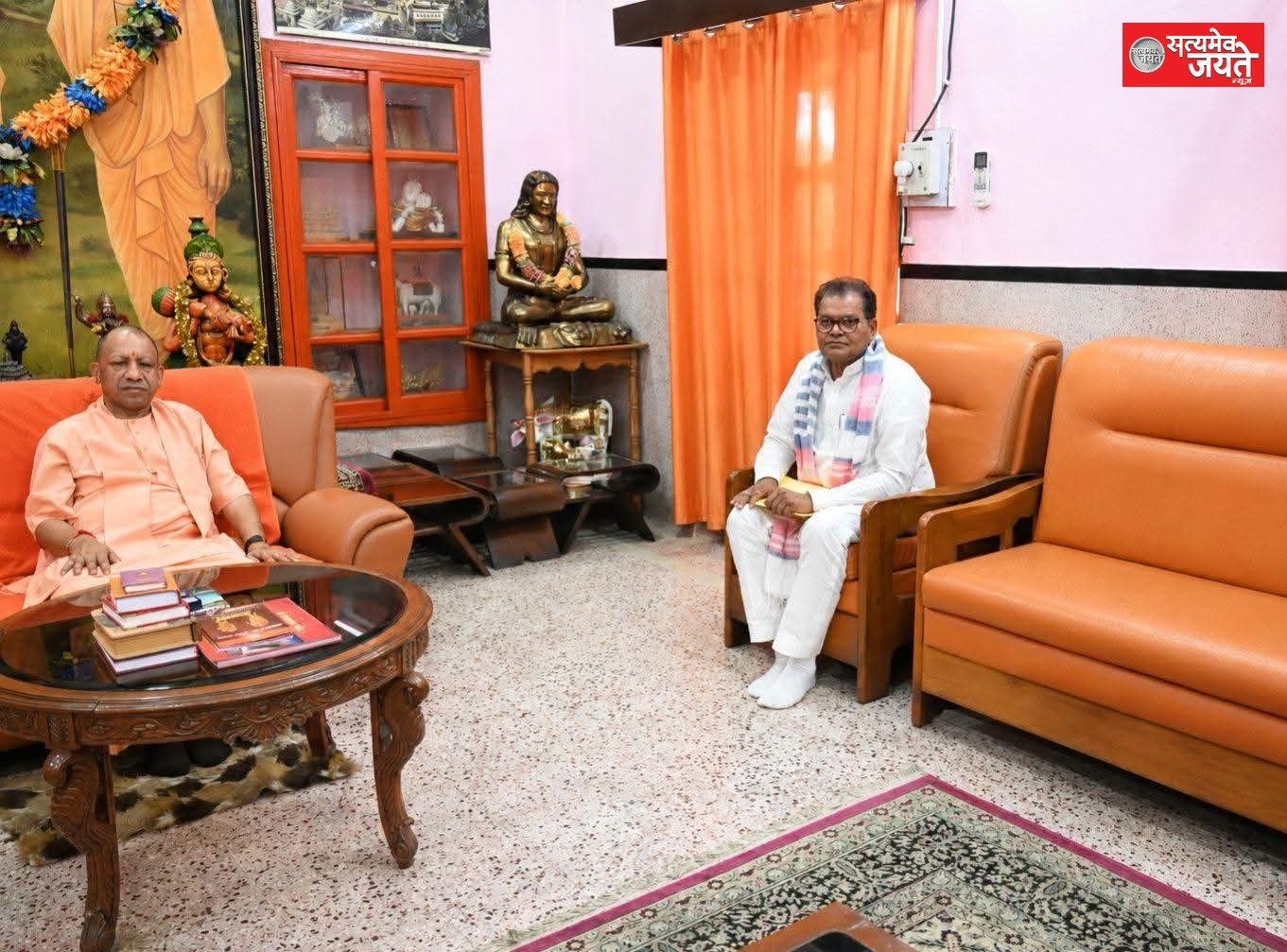 मुख्यमंत्री योगी आदित्यनाथ से मिले भाजपा के क्षेत्रीय अध्यक्ष विनोद राय, लिया आशीर्वाद