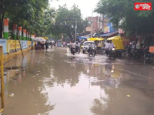 कुत्तूपुर तिराहे पर जलभराव से आधे घंटे यातायात बाधित