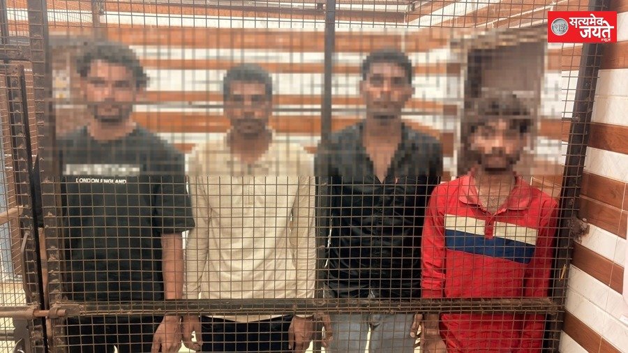 लाइन बाजार पुलिस ने चार शातिर चोरों को दबोचा, तमंचा-कारतूस समेत चोरी का सामान और नकदी बरामद