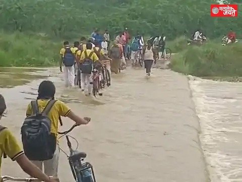 पीली नदी में बाढ़ से डूबा रपटा पुल, दो दर्जन गांवों का संपर्क टूटा