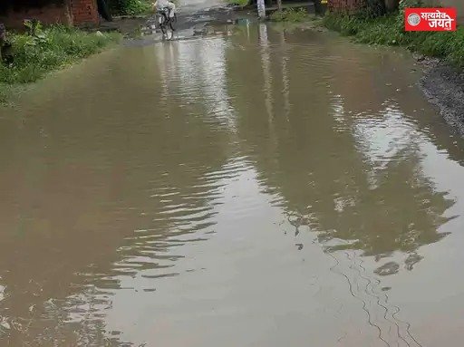 सिकरारा-शीतलगंज मार्ग पर जलभराव, राहगीर परेशान