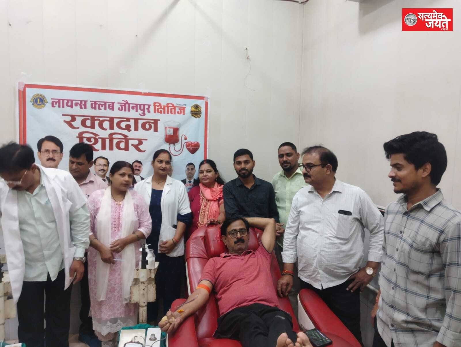 ब्लड बैंक का स्टॉक खत्म, लायंस क्लब क्षितिज ने कराया 13 यूनिट रक्तदान