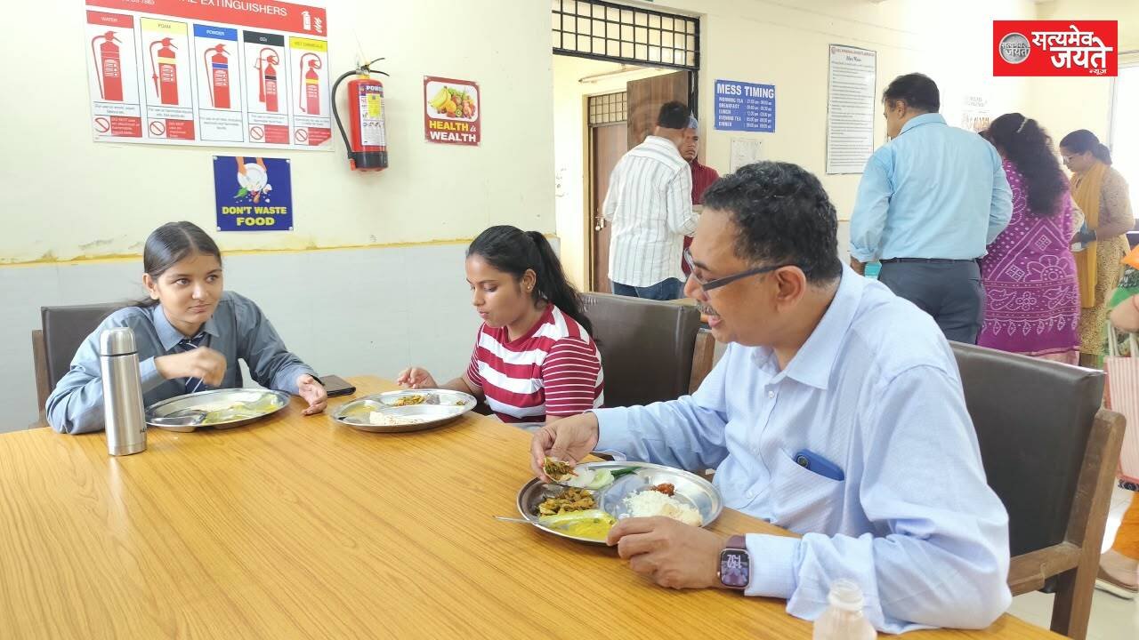 कुलपति ने छात्राओं संग किया भोजन, परखी मेस के खाने की गुणवत्ता