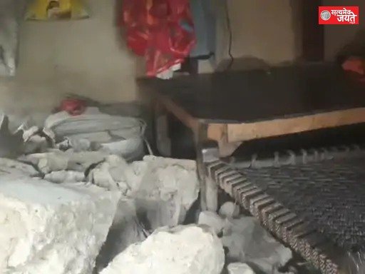 बारिश में गरीब का कच्चा घर ढहा