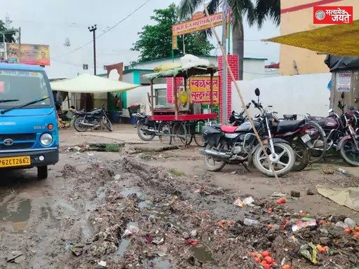 स्कूल के गेट पर गंदगी और अतिक्रमण