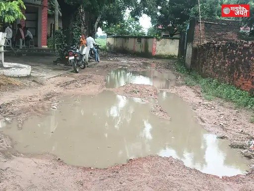 बारिश के बाद तालाब में बदला गांव का रास्ता