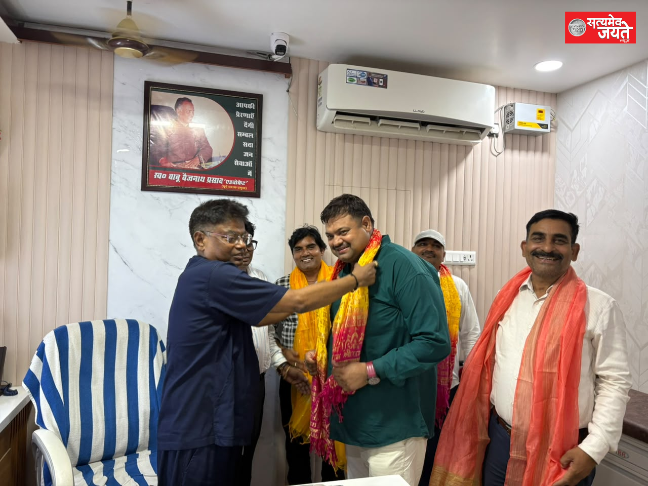 शिक्षक दिवस पर आशीर्वाद हॉस्पिटल में शिक्षकों का सम्मान
