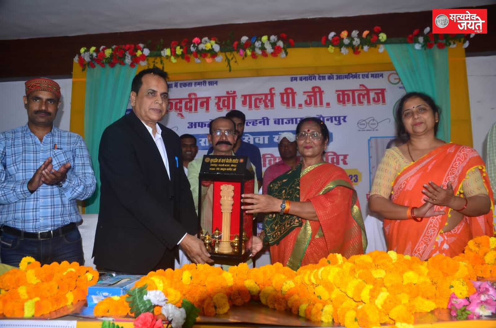 <em>असहायों की मदद करना हम सब का कर्तव्य- कुलपति निर्मला मौर्या</em>
