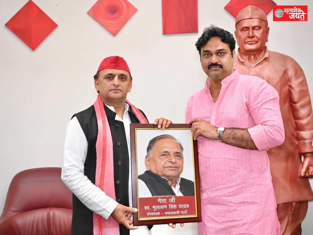 अखिलेश यादव से मिले युवा सपा नेता तनुज पाण्डेय, 2027 को लेकर बढ़ी सरगर्मी