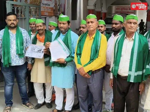 एनएच-233 के मुआवजे और टोल वसूली को लेकर किसानों का प्रदर्शन