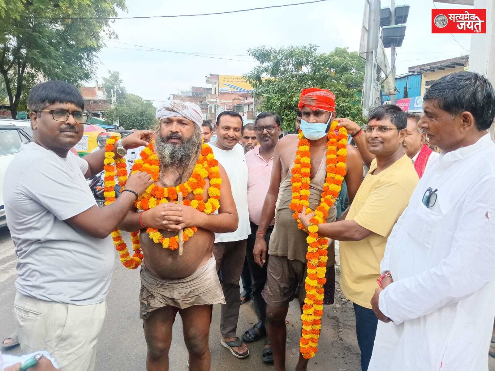 साष्टांग दंडवत करते काशी विश्वनाथ दर्शन को निकले दो भक्त , हुआ स्वागत
