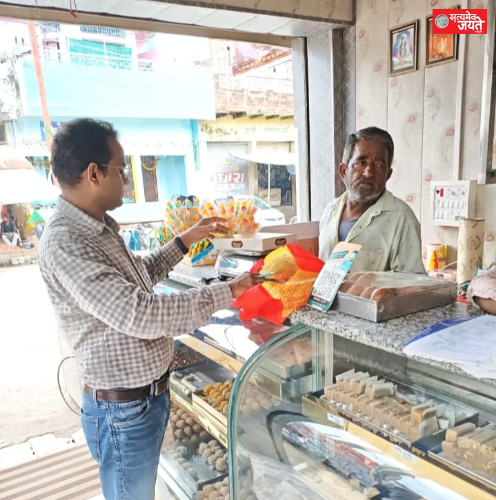मड़ियाहूं में मिठाई दुकानों पर घटतौली, जलपान गृह में अधिक वसूली पकड़ी