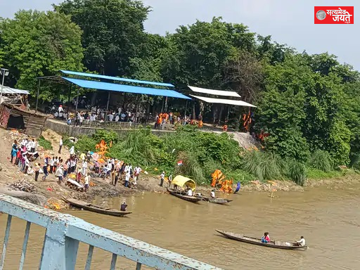 पिलकिछा घाट पर बढ़ा नदी का जलस्तर, अंतिम संस्कार के बीच नावों का संचालन