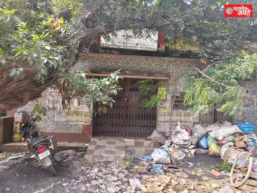 जलालपुर चौराहे पर दो साल से बंद सार्वजनिक शौचालय, जिम्मेदारी को लेकर उलझा प्रशासन
