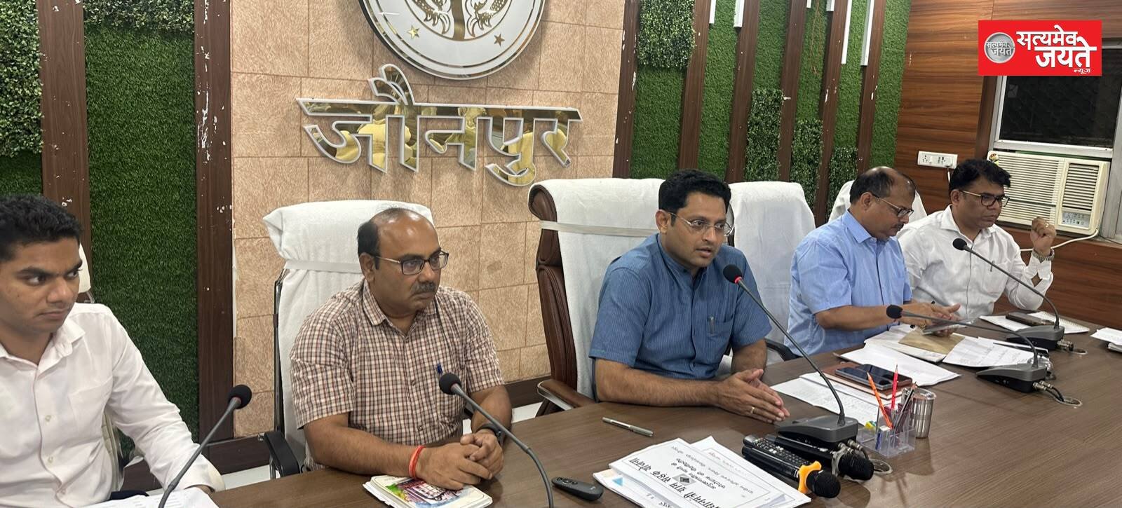 तीन दिन में जौनपुर की सड़कें होंगी गड्ढामुक्त, डीएम ने दिए सख्त निर्देश, लापरवाही पर होगी कार्रवाई