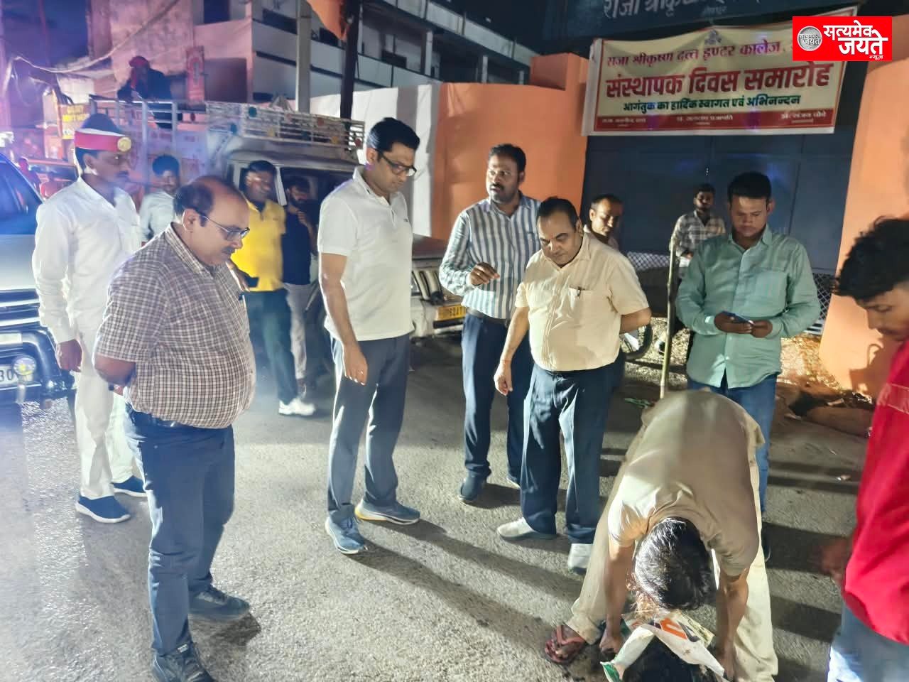जौनपुर की सड़कों का हाल जानने देर रात निकले डीएम, प्रमुख मार्गों का किया स्थलीय निरीक्षण