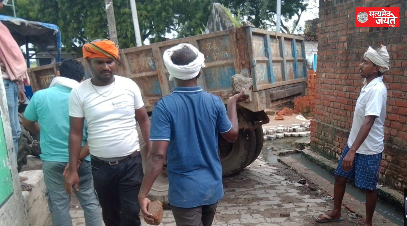 नाली निर्माण का मलबा हटाते सफाईकर्मी, वीडियो वायरल