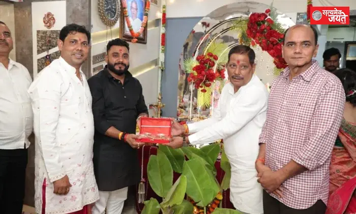 मुंबई में उद्योगपति सिंह बंधुओं ने समाजसेवी आशुतोष सिंह समेत पत्रकारों को किया सम्मानित
