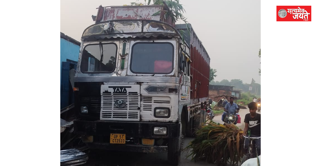 तेज रफ्तार ट्रक घर में घुसा, खाना बना रही महिला घायल