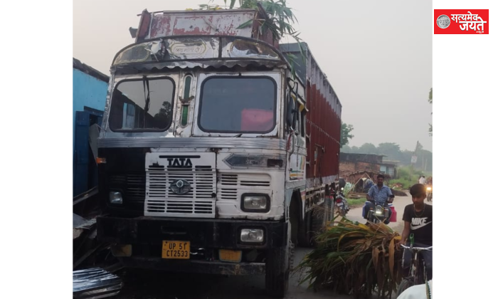 तेज रफ्तार ट्रक घर में घुसा, खाना बना रही महिला घायल
