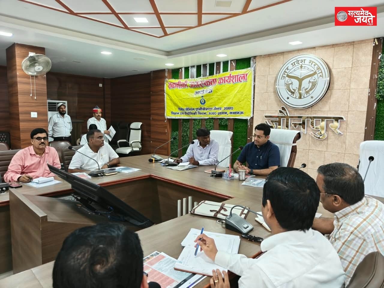 राजस्व वादों के निस्तारण में तेजी लाएं अधिकारी