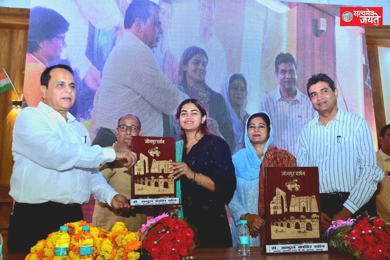 पायलट जारा फारूकी ने छात्राओं को दिखाई आसमान की राह