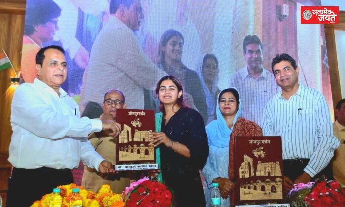 पायलट जारा फारूकी ने छात्राओं को दिखाई आसमान की राह