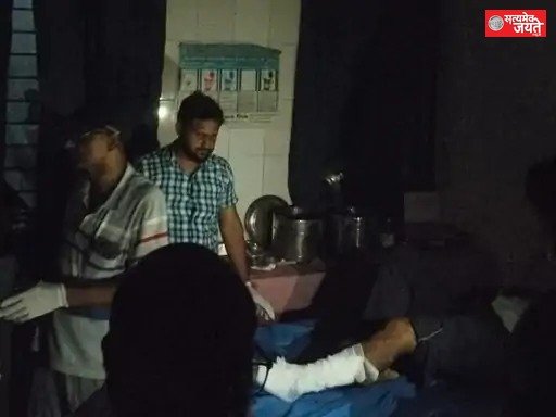 खुटहन सीएचसी में बिजली गुल, मोबाइल की रोशनी में इलाज