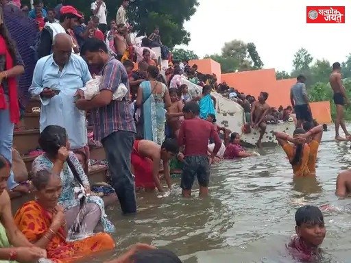भादो छठ मेले में उमड़ी श्रद्धालुओं की भीड़, सूरज कुंड में लगाई आस्था की डुबकी