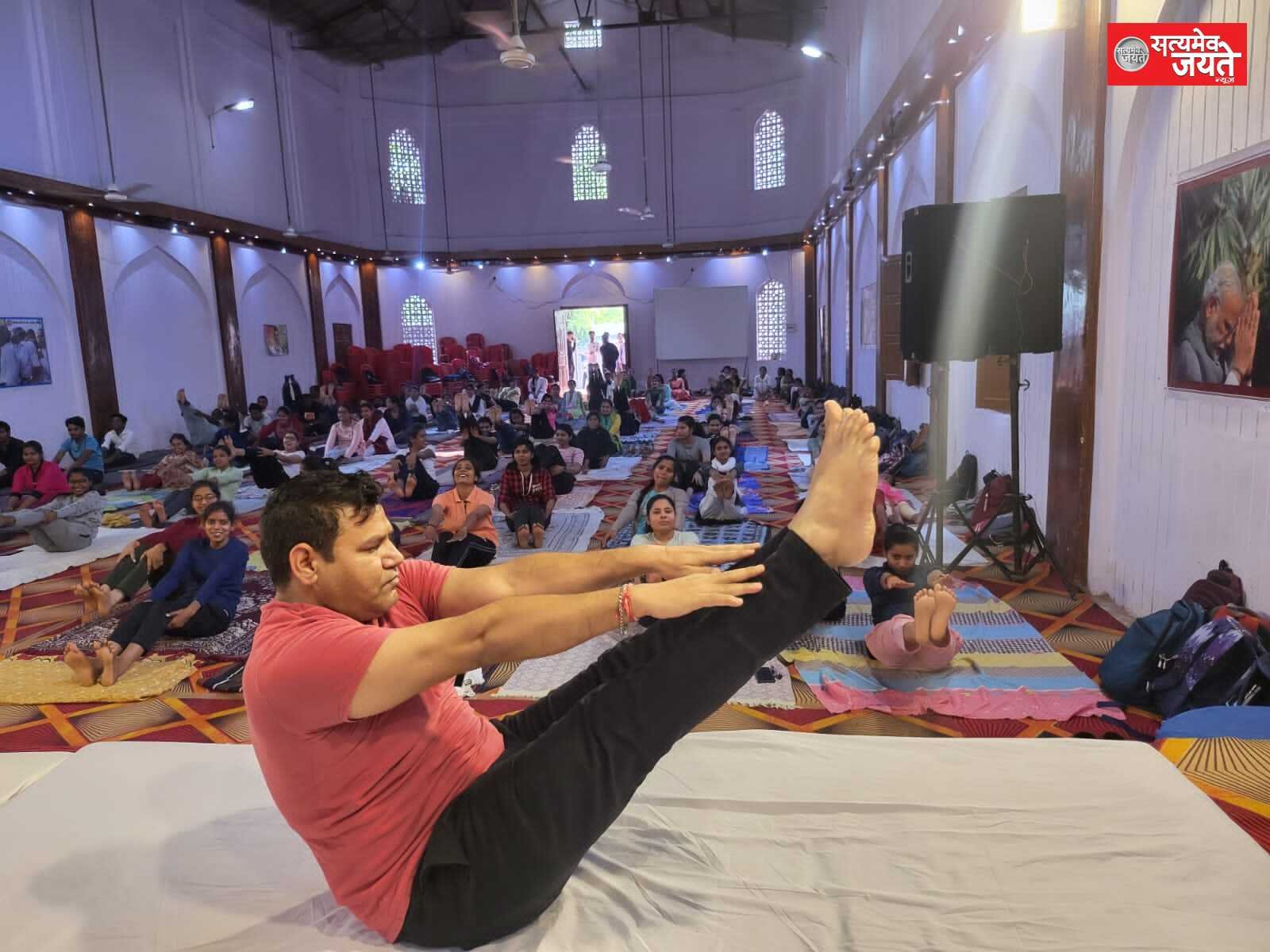 <em>योगा प्रतिदिन शरीर एवंम मन को स्वस्थ रखता है-देवेंद्र सिंह</em>