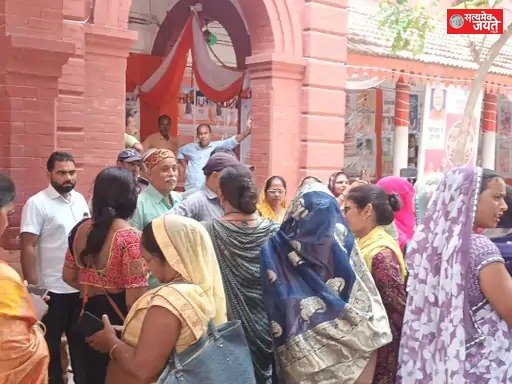 कलेक्ट्रेट में समूह सखियों का प्रदर्शन, 48 घंटे में मांगें पूरी न होने पर धरने की चेतावनी
