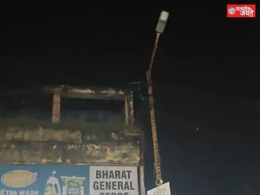 बंजारेपुर में बंद पड़ी स्ट्रीट लाइटों से परेशानी, अंधेरे में आवागमन को मजबूर लोग