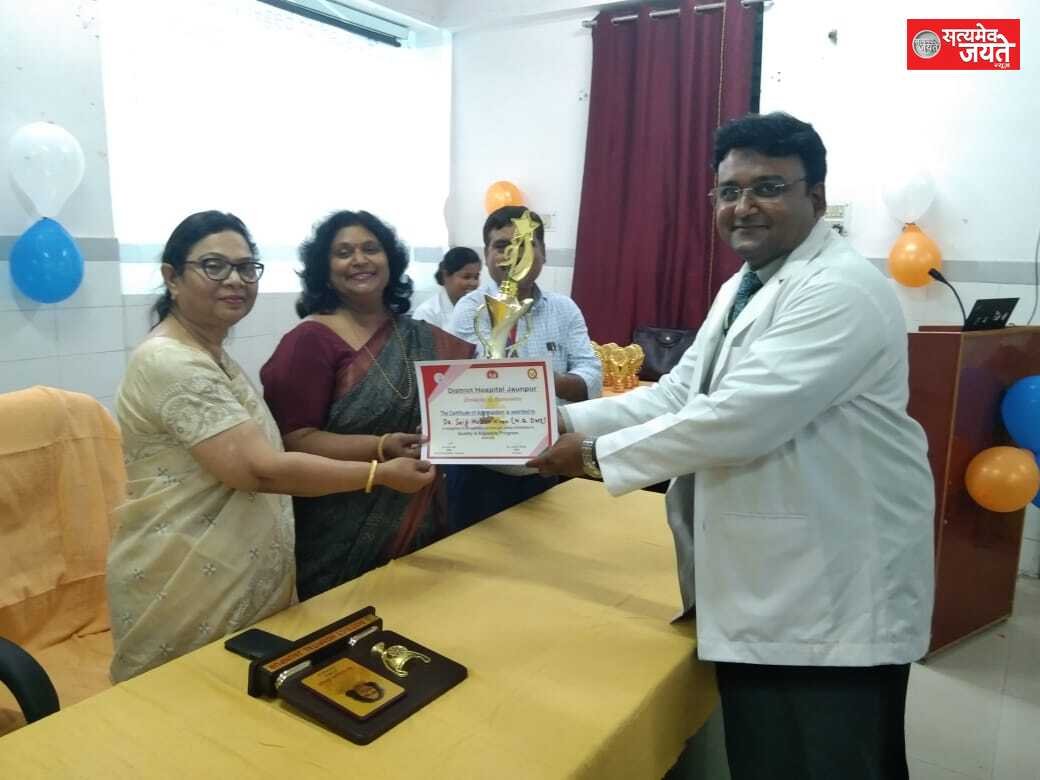 जौनपुर<br>डाक्टर सैफ खान को सी एम ओ लक्ष्मी सिंह ने जिला अस्पताल में बेस्ट कायाकल्प के लिए सम्मानित किया गया