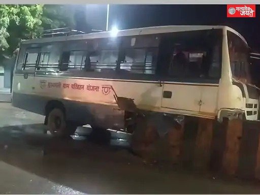 मुंगराबादशाहपुर में डिवाइडर से टकराई रोडवेज बस, यात्री सुरक्षित