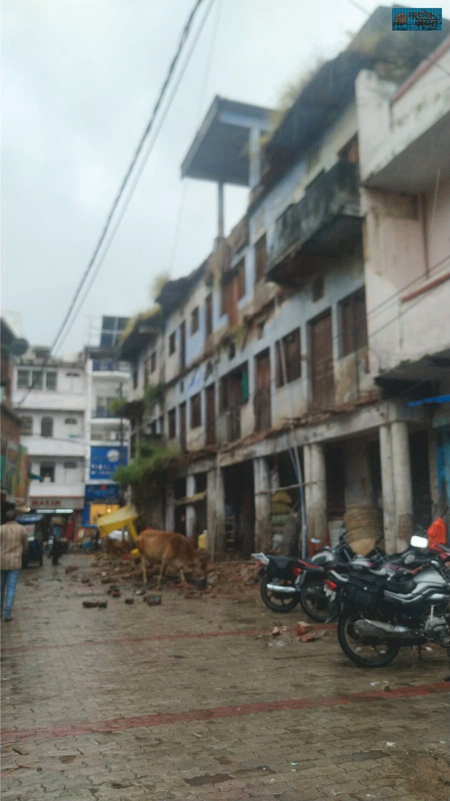 नखास में जर्जर राजभवन का बारजा गिरा, बाल-बाल बचे लोग