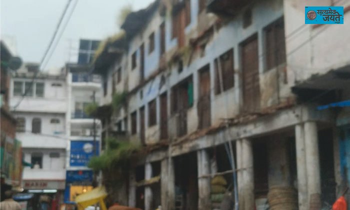 नखास में जर्जर राजभवन का बारजा गिरा, बाल-बाल बचे लोग